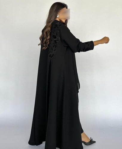 عباية بتطريز مخمل من الخلف