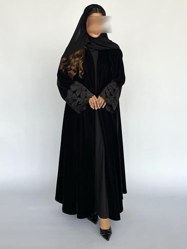 مخمل بتطريز ورد ساتان