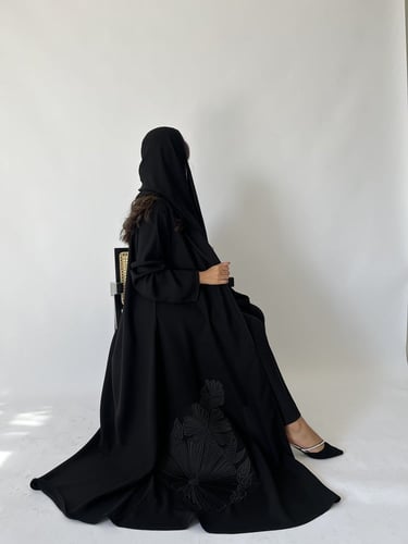 عباية سوداء بزينة وردة بالجانب