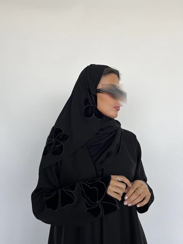 عباية سوداء مع مخمل