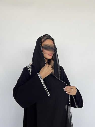 عباية سوداء بتطريز ابيض