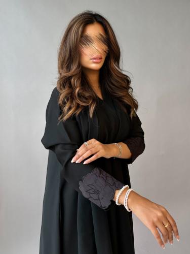 عباية بأكمام ورد بنفسجي