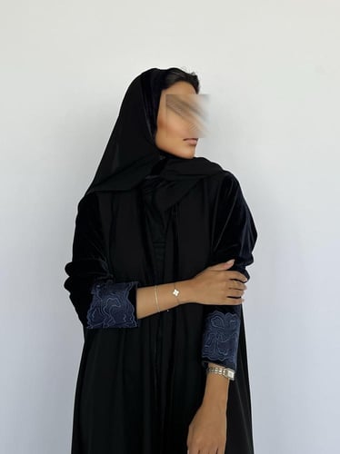 عباية سوداء بأكمام مخمل كحلي