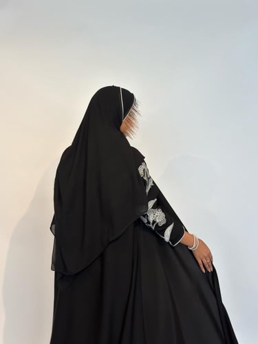 عباية بتطريز ابيض على الأكمام