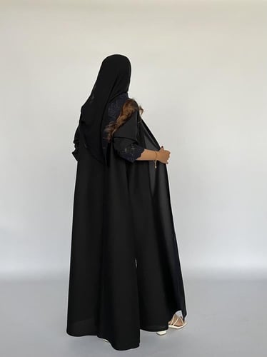 عباية سوداء بتطريز ورد كحلي
