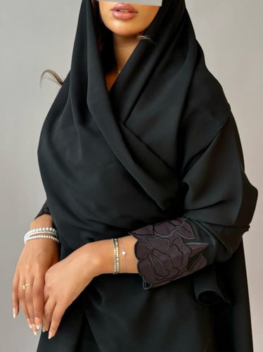 عباية بأكمام ورد بنفسجي