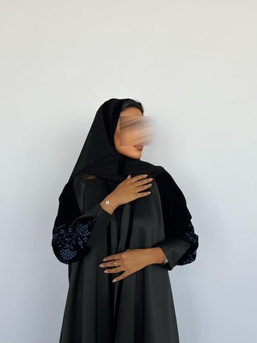 عباية سوداء بأكمام مخمل مطرز كحلي