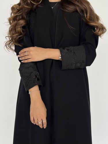 عباية سوداء بقماش لنن من الخلف مطرز