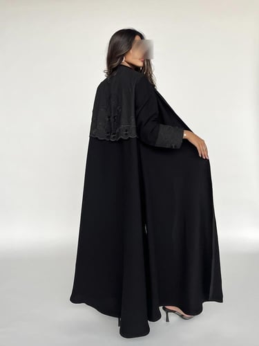 عباية سوداء بقماش لنن من الخلف مطرز