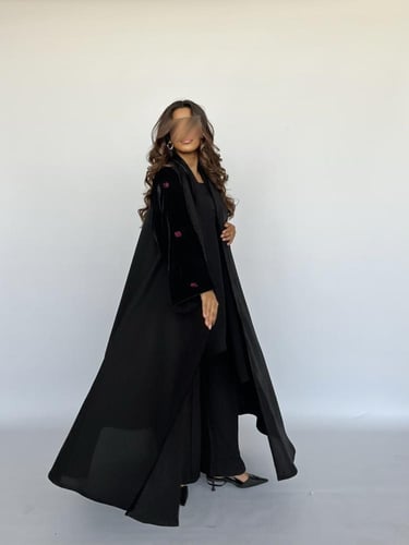 عباية سوداء بأكمام مخمل مطرز.