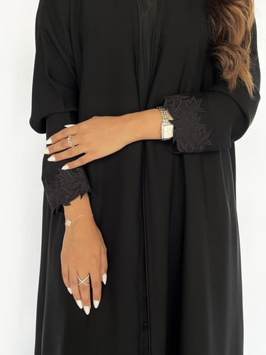 عباية بتطريز ورد بنفسجي