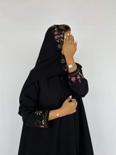 عباية بتطريز ملون