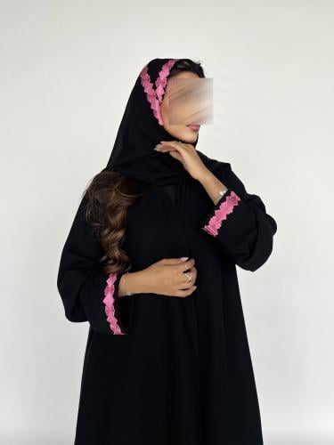 عباية بتطريز وردي