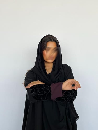 عبايه سوداء بأكمام بنفسجي و ورد مخمل