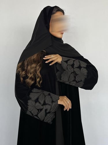 مخمل بتطريز ورد ساتان