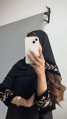 عباية بتطريز ذهبي مع مخمل.