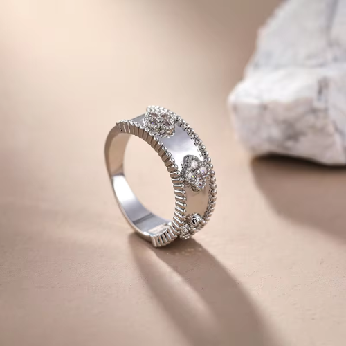 خاتم فان كليف مرصع بالزركون - مستوحى