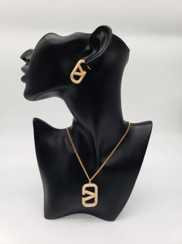 طقم فالنتينو سلسال وحلق حجم كبير ذهبي وفضي - مستوح...