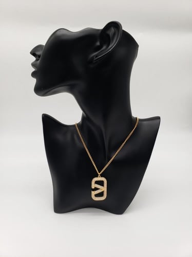 طقم فالنتينو سلسال وحلق حجم كبير ذهبي وفضي - مستوح...