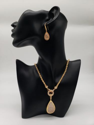 طقم بوشرون سلسال وحلق ذهبي - مستوحى