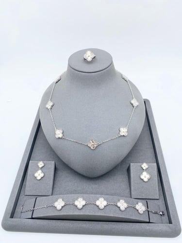 طقم فان كليف 4 قطع سلسال 7 وردات ، ذهبي وفضي، - مس...