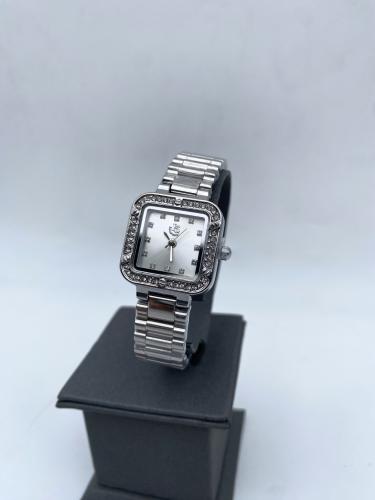 ساعة نسائية ستيل بلون فضي ميناء ابيض