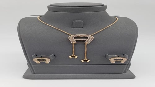 طقم سلسال وحلق بتصميم عصري ذهبي وفضي