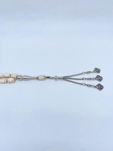 سبحة من حجر الهولايت الطبيعي