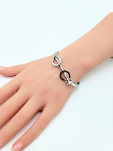 سوارة وخاتم كارتير تصميم عصري ذهبي وفضي - مستوحاة