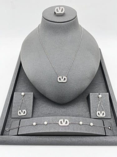 طقم فالنتينو 4 قطع فضي وذهبي - مستوحى