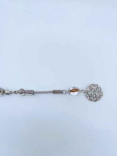 سبحة بكلايت شفافة بخيط بني