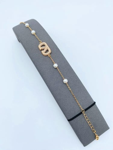 بوكس توزيعه 5 اساور بتصميم عالمي ذهبي وفضي