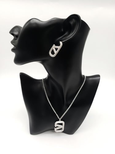 طقم فالنتينو سلسال وحلق حجم كبير ذهبي وفضي - مستوح...