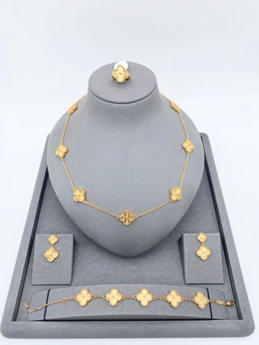 طقم فان كليف 4 قطع سلسال 7 وردات عدة الوان - مستوح...