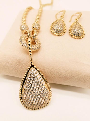 طقم بوشرون سلسال وحلق ذهبي - مستوحى