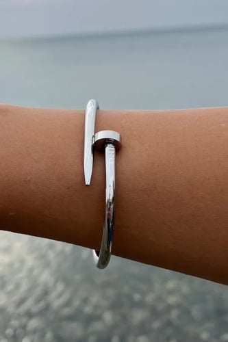 سوارة كارتير فضي - مستوحاة