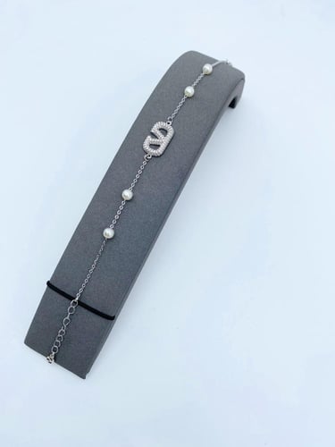 بوكس توزيعه 5 اساور بتصميم عالمي ذهبي وفضي