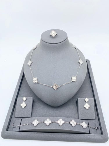 طقم فان كليف 4 قطع سلسال 7 وردات عدة الوان - مستوح...