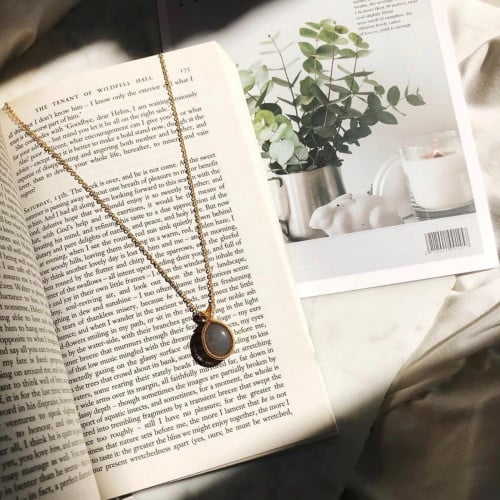 سلسلة من حجر العقيق