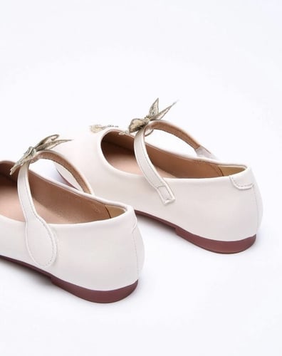 جزمه بناتي مزخرف بالفراشه