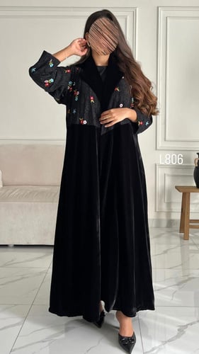 عباية مخمل مع دانتيل قصة عادية ستريت