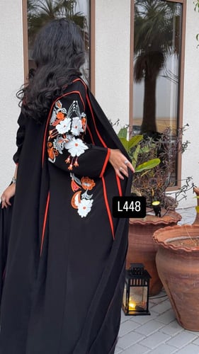 عباية كريب سبشل تطريز يدوي قصة نص بشت