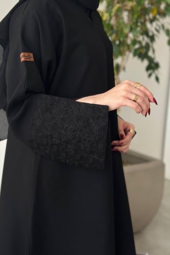 عباية كتان نص كلوش أسود