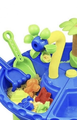 طاولة رمل وماء ازرق