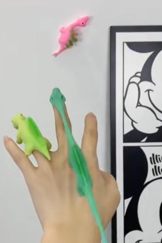 اصابع الديناصور اللاصقة