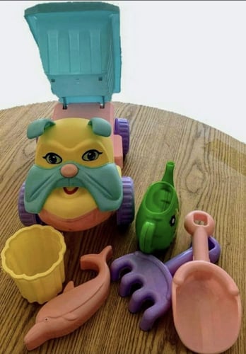 شاحنة القط للرمل+ ادوات