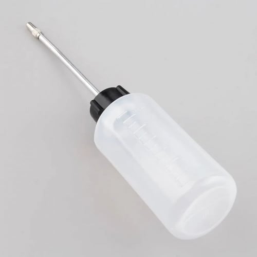 علب لتعبئه زيت الماكينه بلاستيكية بقمع معدن