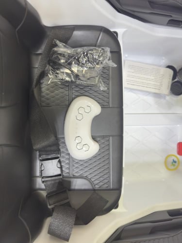 سيارة اطفال كهربائية ركوب شكل لاندكروزر بوليسي