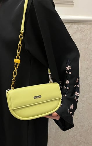 شنطة صغيره بسلسال ذهبي