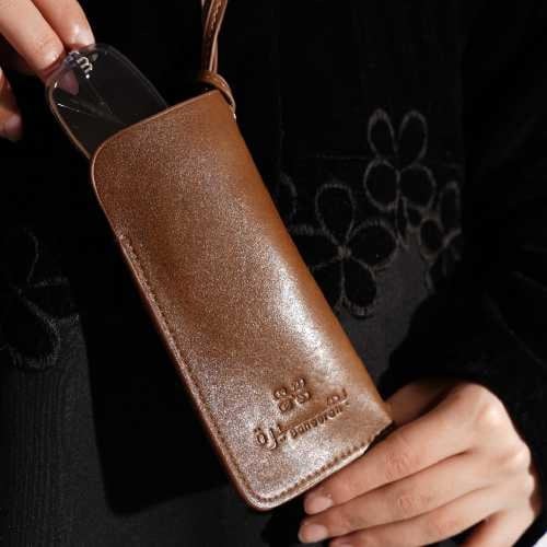 حامل نظارات بني